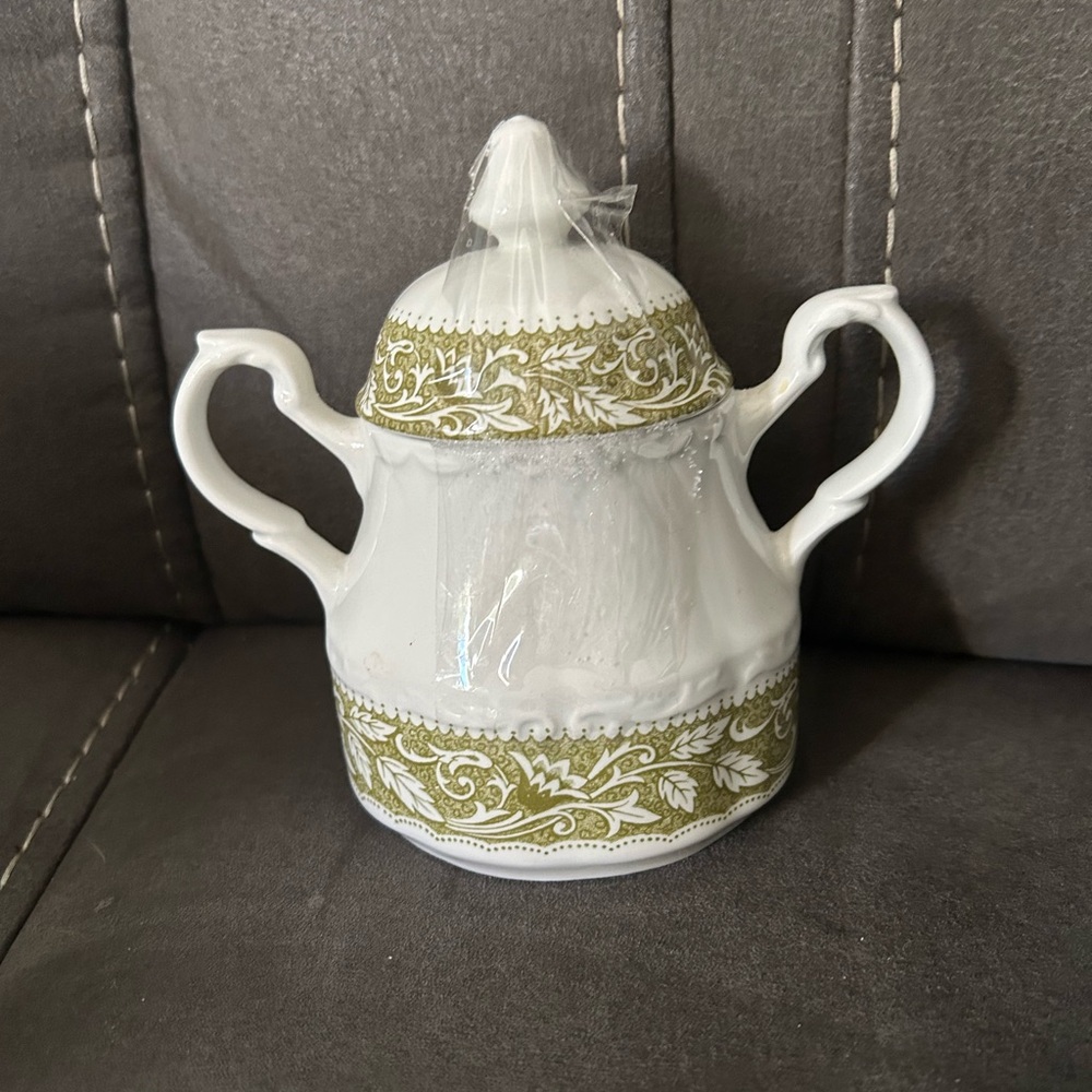 JG Meakins English stoneware
Sterling Colonial 
sugar bowl with lid.